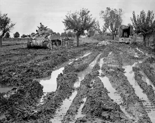 Sherman-Panzer und ein Lastwagen im schlammigen Gelände, Italien, ca. 1943-45, aus einer Sammlung von 650 Fotografien der Commando Association